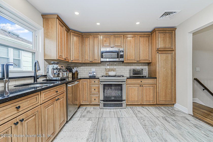 Main house has 3 bedrooms 3 baths - Side ground level apartment - photo 9