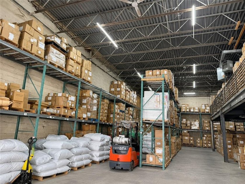 A rare opportunity to own a spacious warehouse in a highly - photo 4