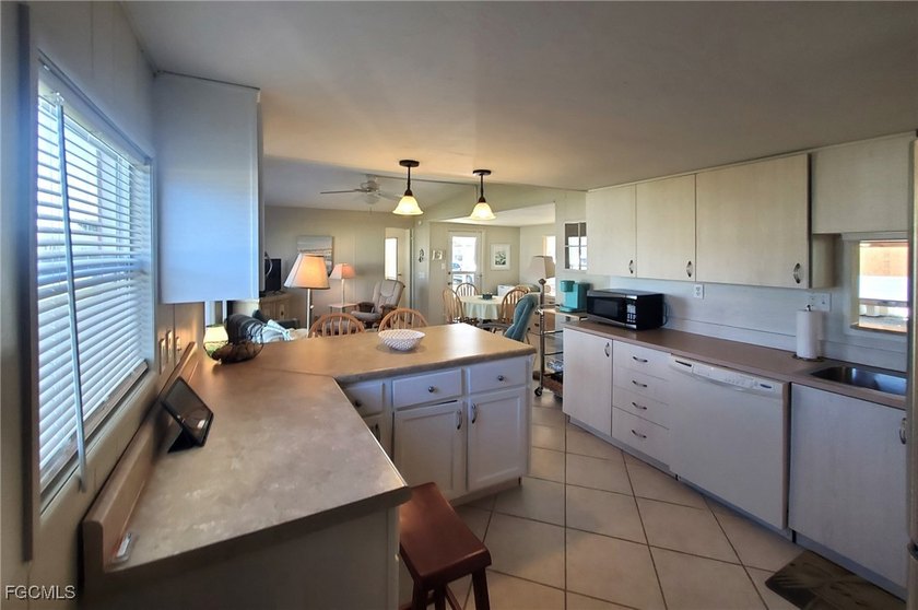 MASSIVE PRICE IMPROVEMENT on this Immaculate 2BR 2BA home with - photo 4