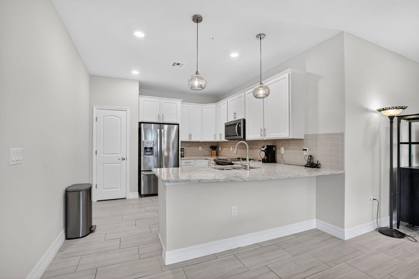 Best unit in Boca Flores! This beautifully upgraded 2-bedroom - photo 14