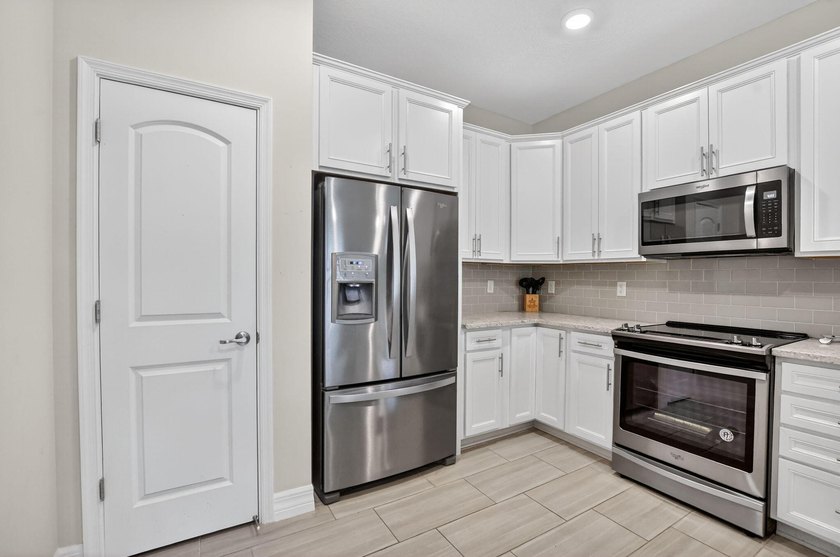 Best unit in Boca Flores! This beautifully upgraded 2-bedroom - photo 15