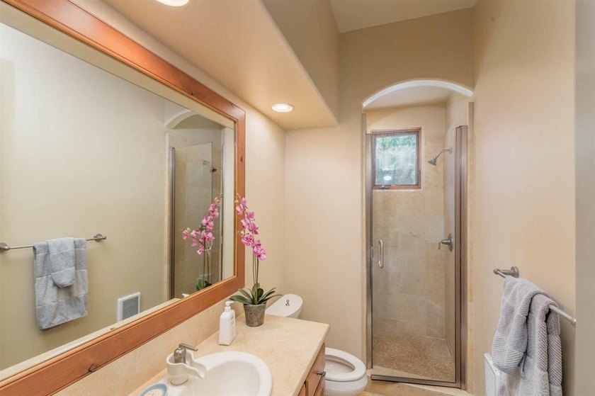Stunning custom built home with a well thought out floor plan - photo 16