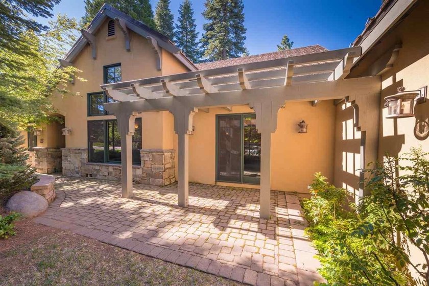 Stunning custom built home with a well thought out floor plan - photo 17