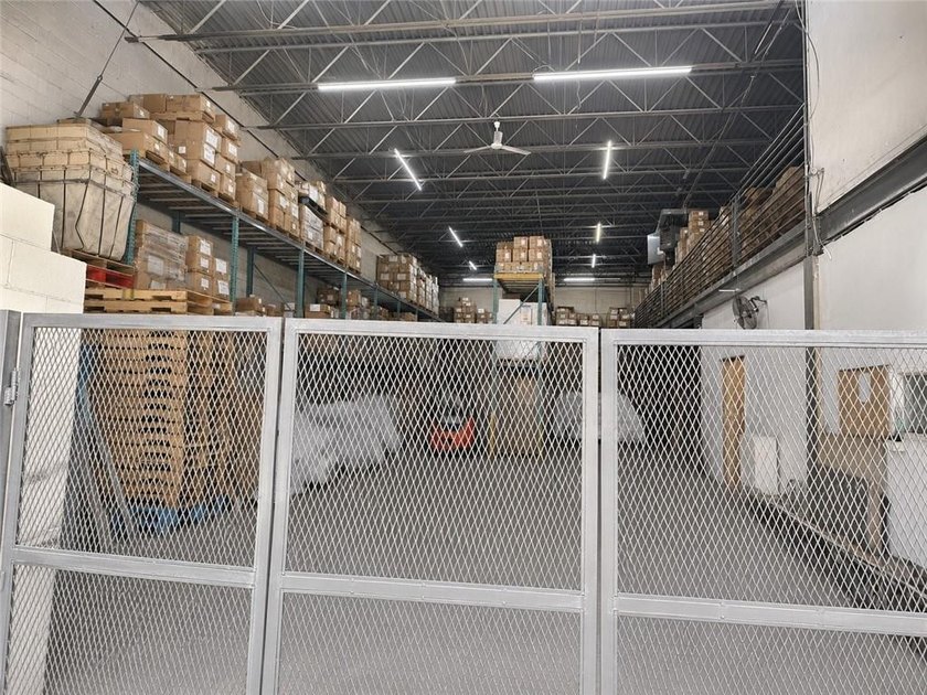 A rare opportunity to own a spacious warehouse in a highly - photo 9