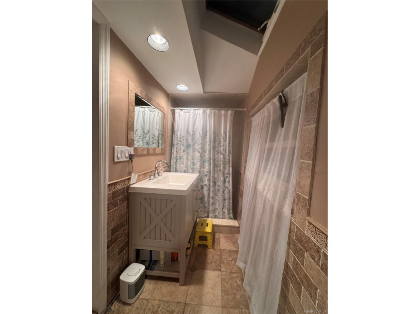 A stunning, fully renovated, move-in-ready raised Colonial on a - photo 22