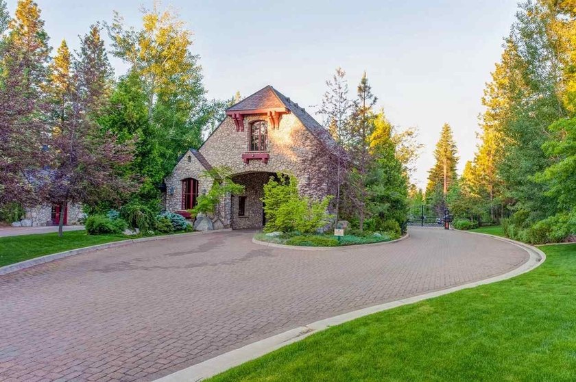 Stunning custom built home with a well thought out floor plan - photo 23