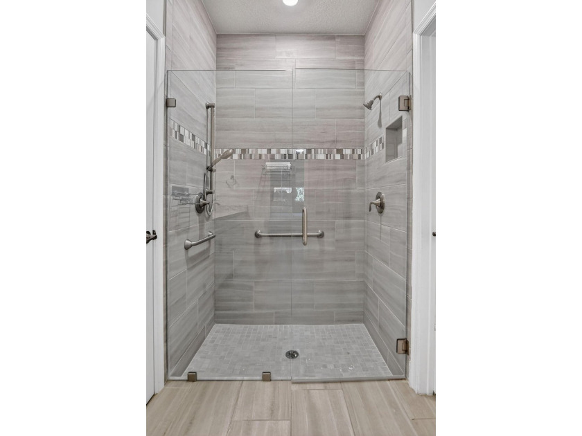 Best unit in Boca Flores! This beautifully upgraded 2-bedroom - photo 23