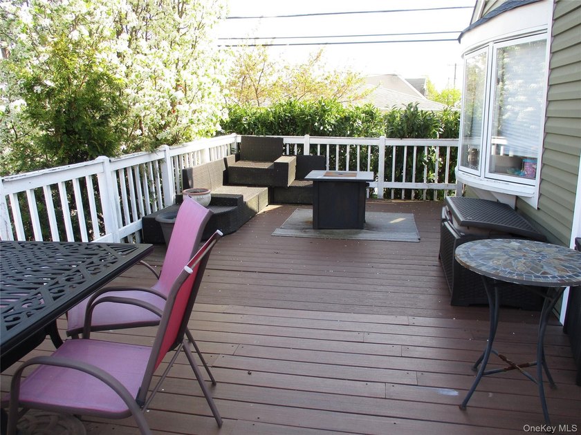 A stunning, fully renovated, move-in-ready raised Colonial on a - photo 25