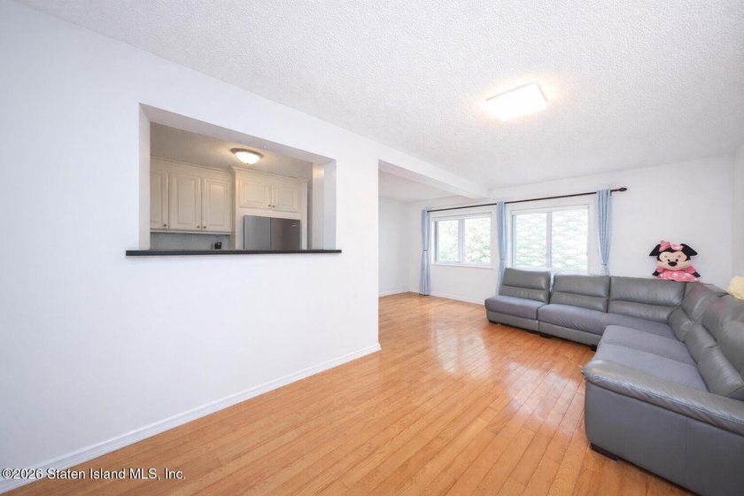 Excellent condition 2 Bedroom 3 Bathroom townhouse. Level 1: - photo 5