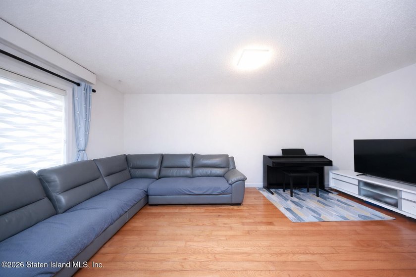 Excellent condition 2 Bedroom 3 Bathroom townhouse. Level 1: - photo 7