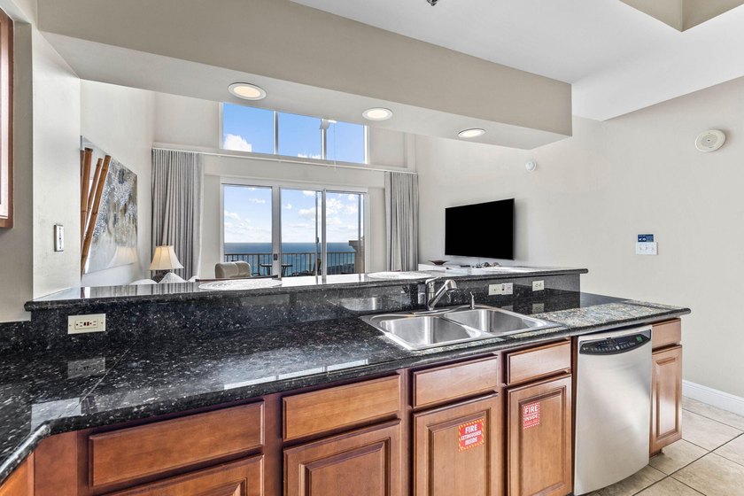 Private Rooftop! Experience breathtaking views of the Emerald - photo 18