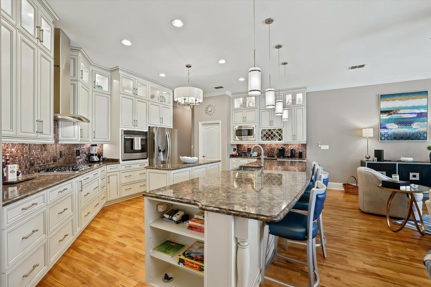 Beautiful pool home located in the desirable gated community of - photo 3