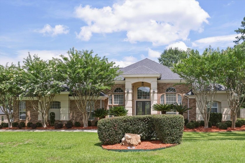 Beautiful pool home located in the desirable gated community of - photo 4