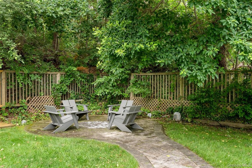Discover an exceptional offering in the Hamptons-this - photo 43