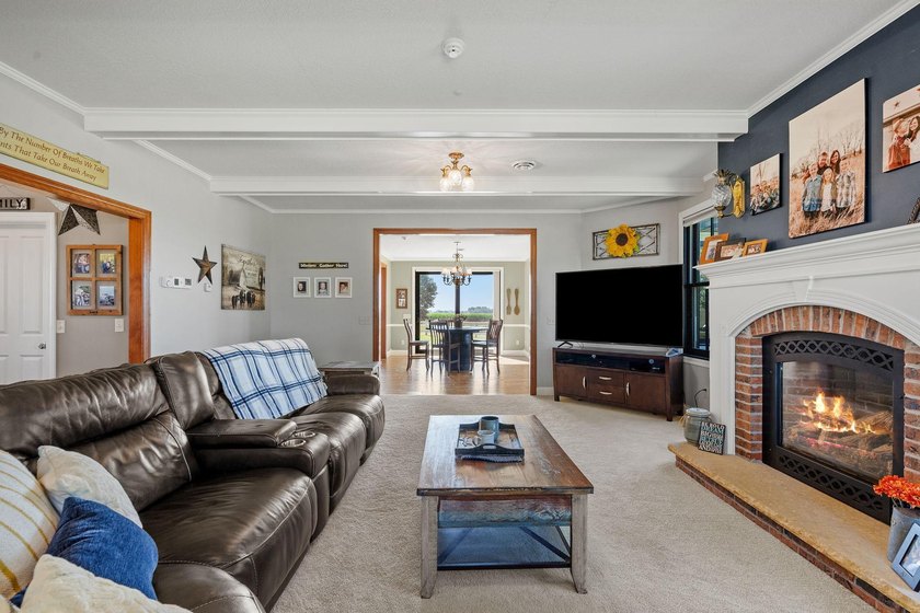 Exceptional 20-acre estate with thousands of feet of shoreline - photo 21