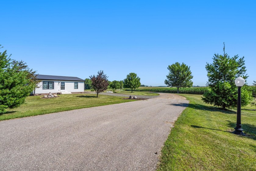 Exceptional 20-acre estate with thousands of feet of shoreline - photo 43