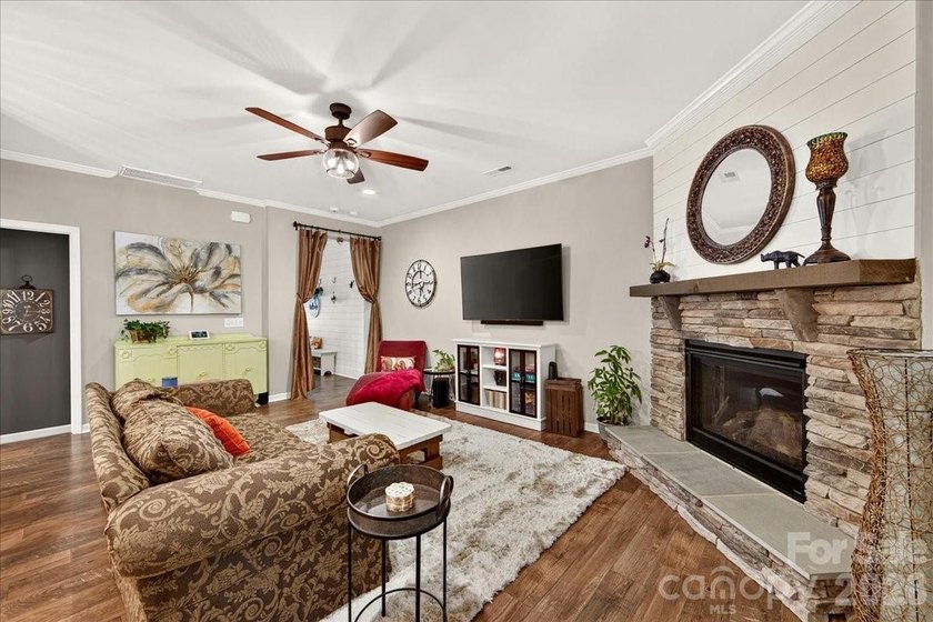 **Welcome home to this beautifully updated townhome in Fort - photo 4