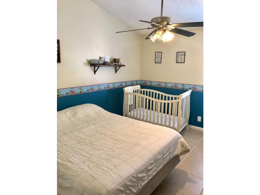 Beautiful 2/2 condo with 1,128 sqft, vaulted ceilings, ceramic - photo 11