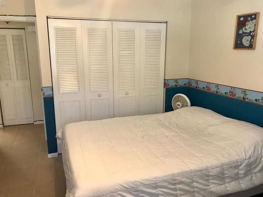 Beautiful 2/2 condo with 1,128 sqft, vaulted ceilings, ceramic - photo 13