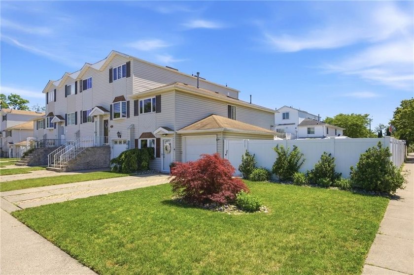 Embrace the opportunity to view this pristine Semi-Detached - photo 3