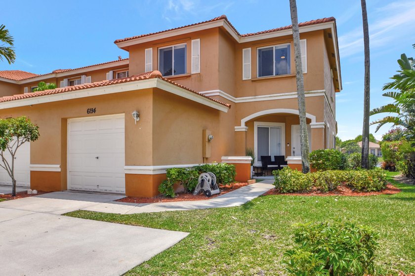 RENOVATED CORNER UNIT: 4BR/2.5BA w/ WATERFRONT FOUNTAIN views in - photo 4
