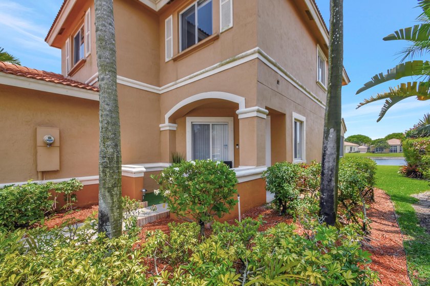 RENOVATED CORNER UNIT: 4BR/2.5BA w/ WATERFRONT FOUNTAIN views in - photo 5