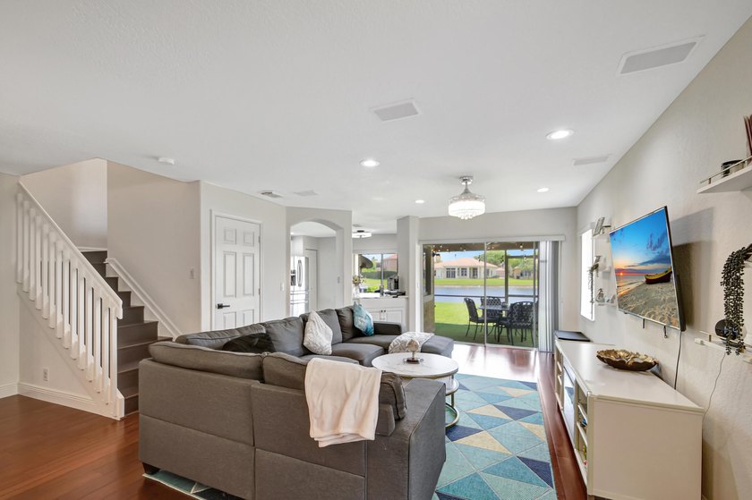 RENOVATED CORNER UNIT: 4BR/2.5BA w/ WATERFRONT FOUNTAIN views in - photo 7
