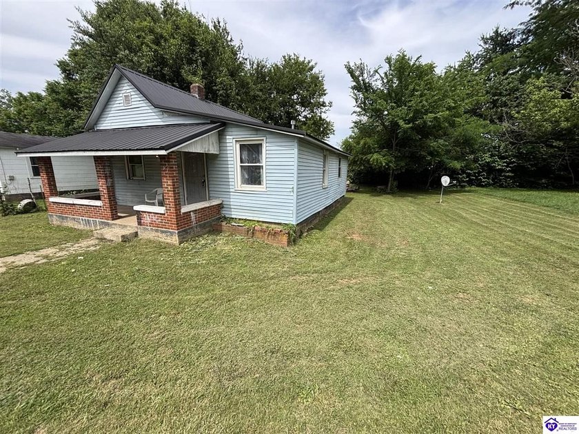 INVESTORS!!! Two bedroom and one bathroom. Needs some work. This - photo 5
