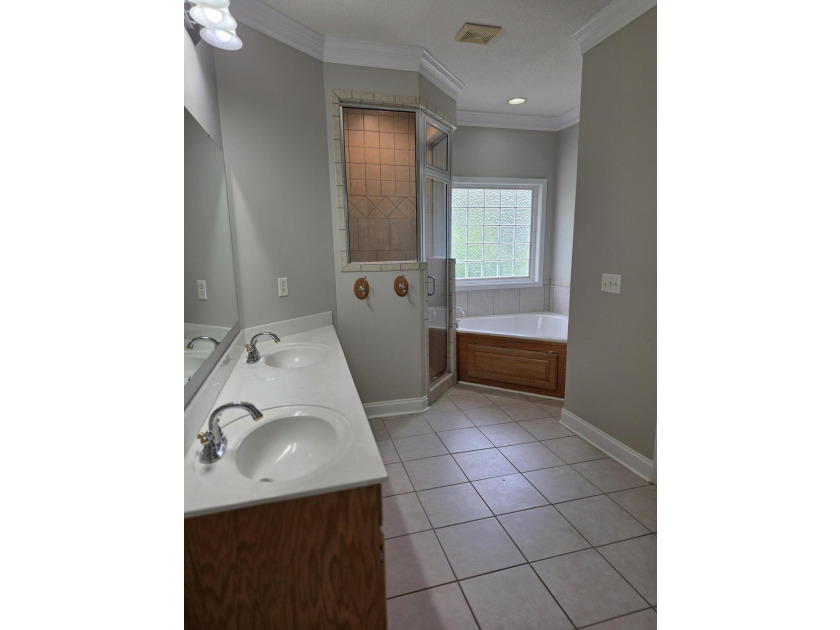 Superb four-bedroom, three-and-a-half-bathroom Beach Forest - photo 18