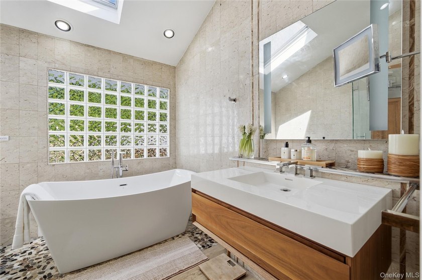 Welcome to this beautifully maintained 4 bedroom, 2.5-bath - photo 22