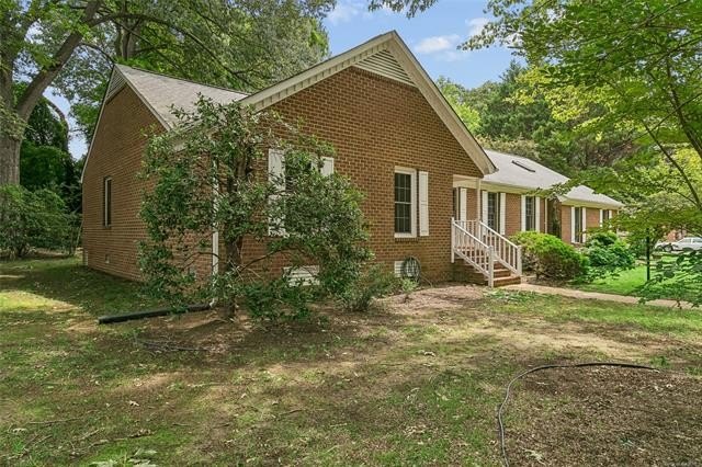 Welcome home to this charming all-brick ranch in the desirable - photo 3