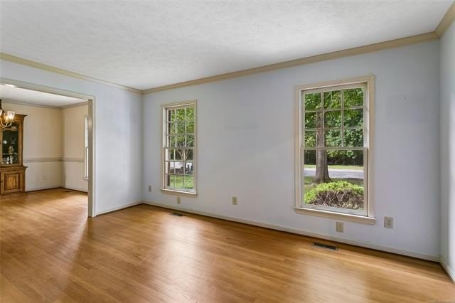 Welcome home to this charming all-brick ranch in the desirable - photo 8