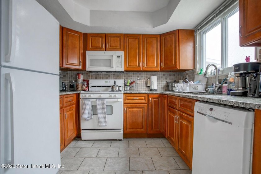 One family end unit townhouse consisting of three bedrooms - photo 3