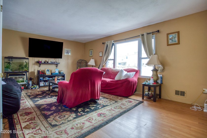 One family end unit townhouse consisting of three bedrooms - photo 5