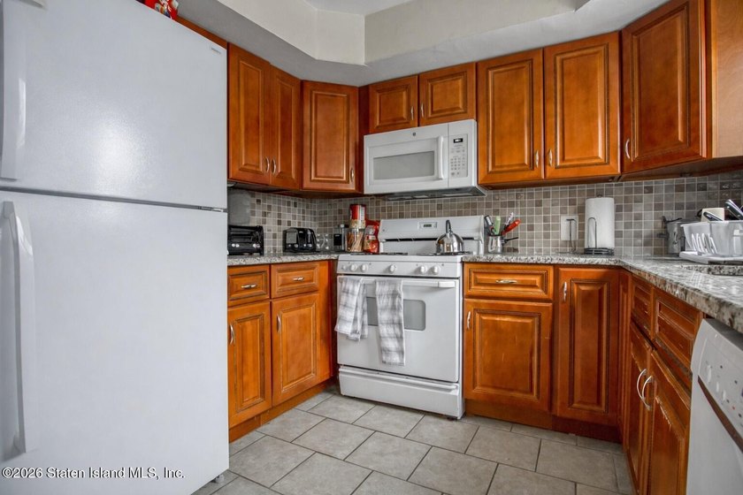 One family end unit townhouse consisting of three bedrooms - photo 9
