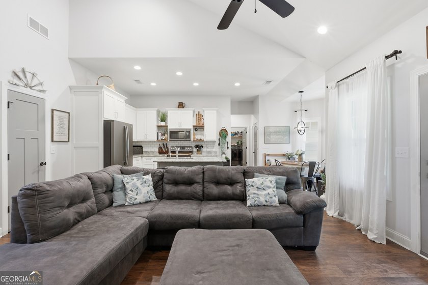 WELCOME HOME TO CHIMNEY LAKE - ADORABLE CRAFTSMAN RANCH ON OVER - photo 7