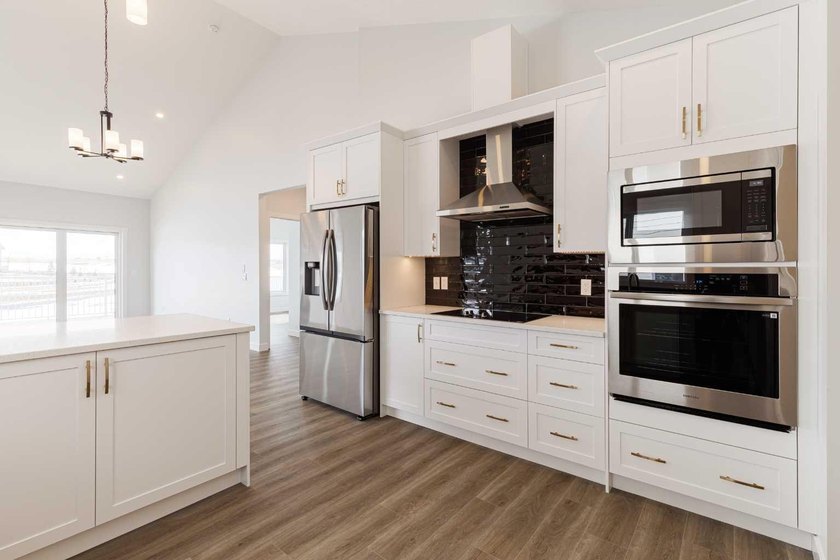 Welcome to this exceptional bungalow offering over 2,500 sq. ft - photo 5
