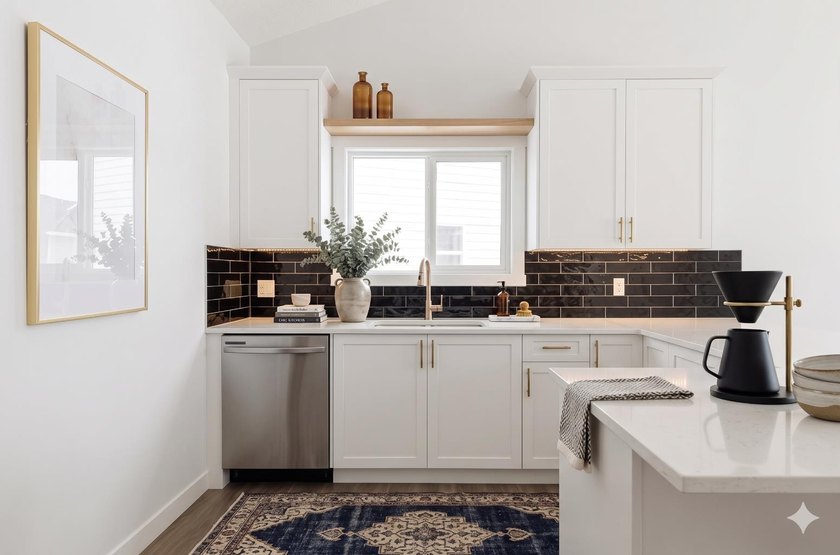 Welcome to this exceptional bungalow offering over 2,500 sq. ft - photo 7