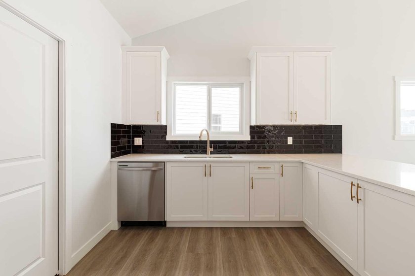 Welcome to this exceptional bungalow offering over 2,500 sq. ft - photo 8