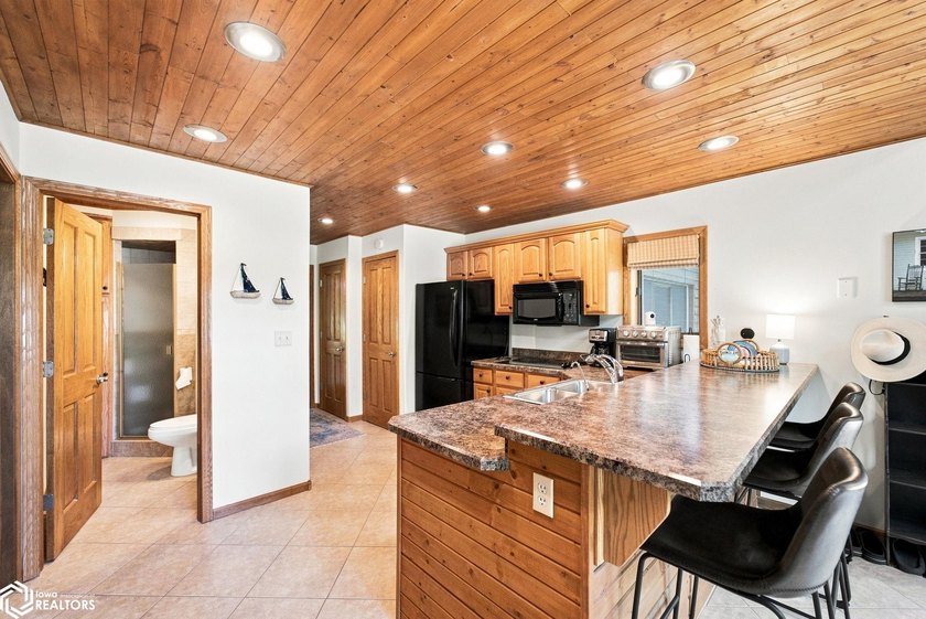 WELCOME TO YOUR PERFECT CLEAR LAKE GETAWAY!! Built in 2005, this - photo 11