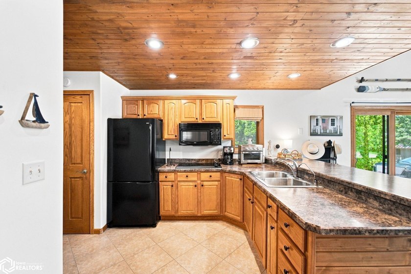 WELCOME TO YOUR PERFECT CLEAR LAKE GETAWAY!! Built in 2005, this - photo 12