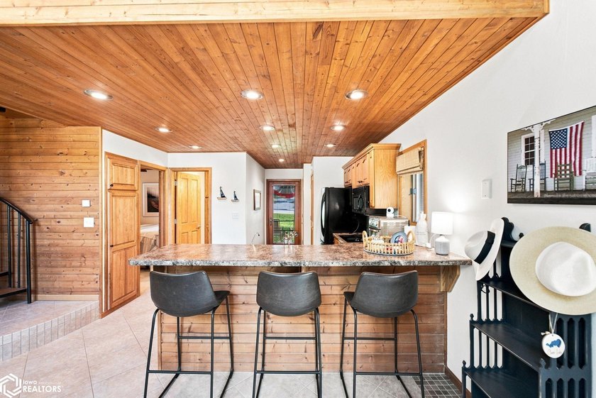 WELCOME TO YOUR PERFECT CLEAR LAKE GETAWAY!! Built in 2005, this - photo 13