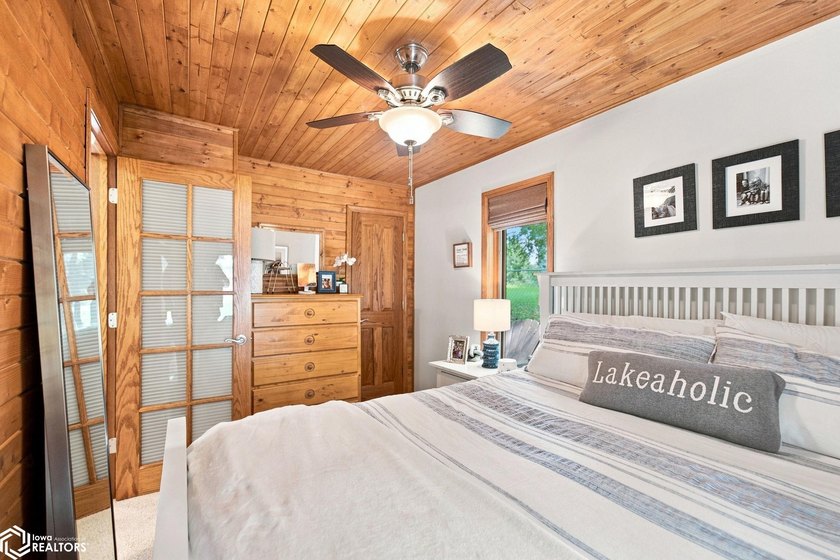 WELCOME TO YOUR PERFECT CLEAR LAKE GETAWAY!! Built in 2005, this - photo 15