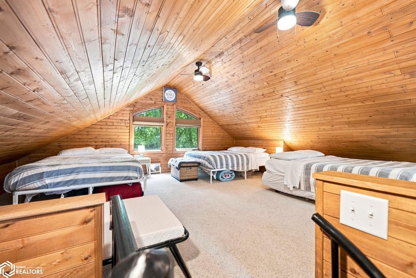 WELCOME TO YOUR PERFECT CLEAR LAKE GETAWAY!! Built in 2005, this - photo 18