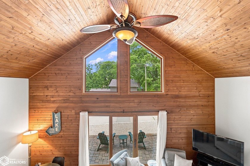WELCOME TO YOUR PERFECT CLEAR LAKE GETAWAY!! Built in 2005, this - photo 21