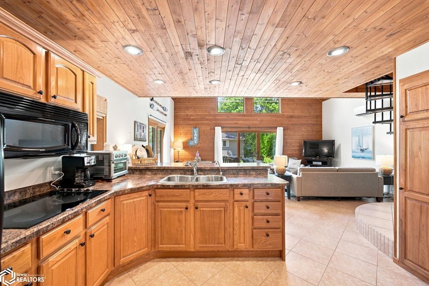 WELCOME TO YOUR PERFECT CLEAR LAKE GETAWAY!! Built in 2005, this - photo 26