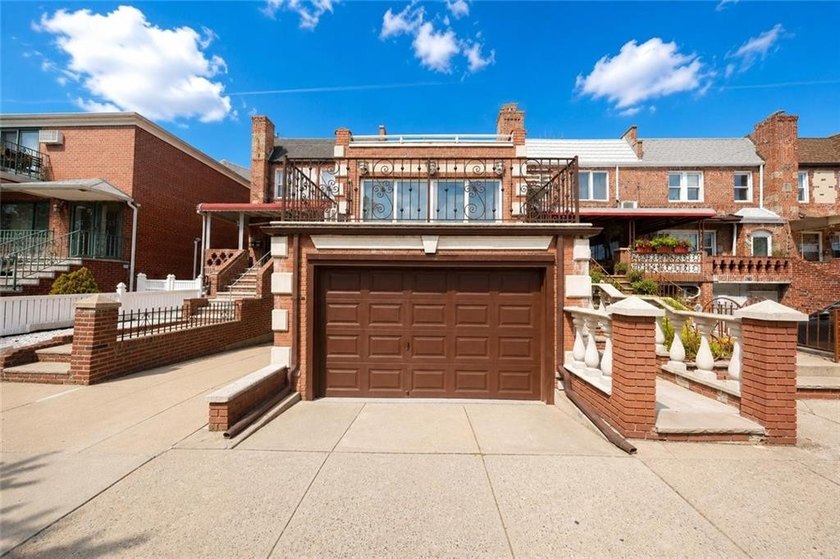 Rare-Find Oversized Single-Family Home with Private Driveway &amp; - photo 3