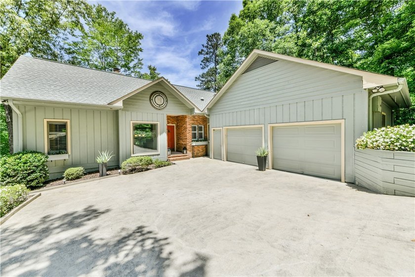 Experience The Keowee Life at 22 Mizzen Lane in Keowee Key, an - photo 10