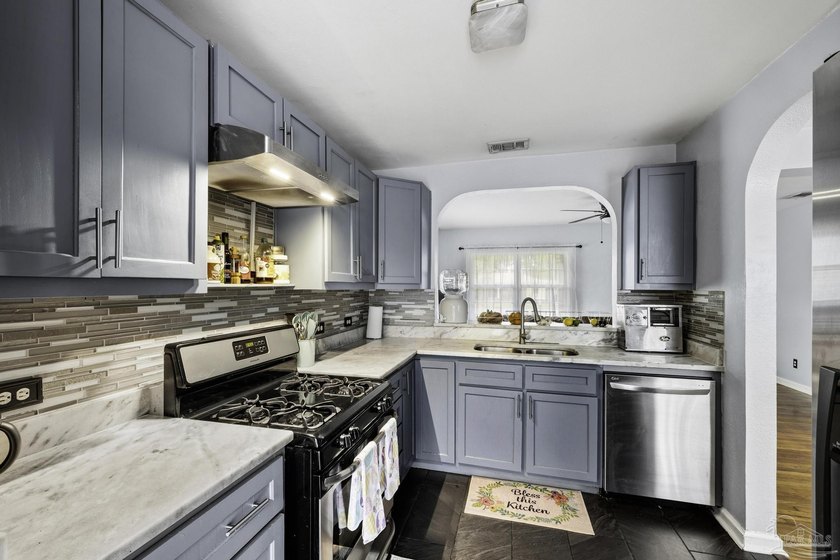 Welcome to this well-maintained brick home in Pensacola - photo 22
