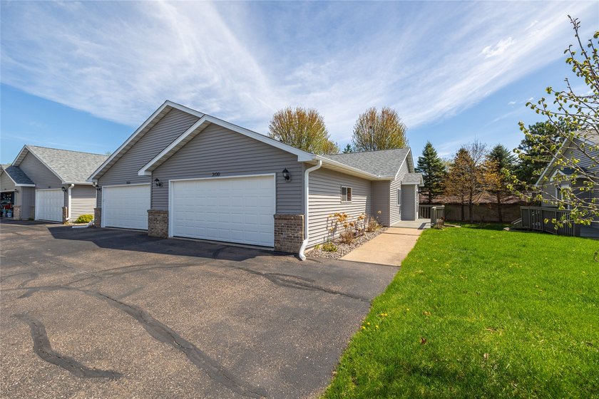 Welcome to easy, low-maintenance living in one of Eau Claire's - photo 27